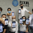 El equipo de la empresa salmantina Pixel Innova muestra la aplicación en sus teléfonos móviles. ENRIQUE CARRASCAL