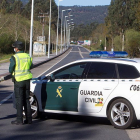 Agentes de la Guardia Civil en un control de carretera