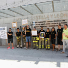 Protestas de bomberos forestales en la consejería de Medio Ambiente pidiendo ampliar el tiempo de contrato de los escuchas. J.M. Lostau