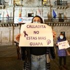 Concentración de la plataforma de mujeres por la Igualdad del Bierzo y Laciana en apoyo a Raquel Díaz. ICAL