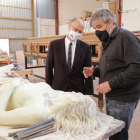 El presidente de las Cortes de Castilla y León, Luis Fuentes, visita el taller del imaginero y escultor zamorano Ricardo Flecha Barrio.- ICAL