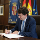 Imagen de archivo del presidente de la Junta, Alfonso Fernández Mañueco, durante la firma de la ley que suprime el Impuesto de Donaciones y Sucesiones en Castilla y León.- E. M.