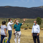 El secretario general del PSOECyL, Luis Tudanca, se reúne en Navalacruz con su alcalde, Benigno González Casillas, y otros alcaldes de la zona afectada por el incendio que se originó en este municipio de la provincia de Ávila. ICAL