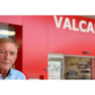 Pepe Valcarce en la primera gasolinera que puso en marcha junto a su hotel en Vega de Valcarce, junto a la Nacional VI.- P.R.L.