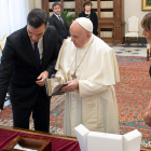 Pedro Sánchez obsequia al papa Francisco con un facsímil de la editorial burgalesa Siloé.- @MONCLOA
