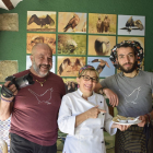 Luis Alfonso Apausa, María Dolores Veneros y el joven cocinero sirio Salam Mohamad.  /
