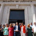 El portavoz del Grupo Parlamentario Socialista en las Cortes de Castilla y León, Luis Tudanca, atiende a la prensa antes de la firma de los procuradores del Grupo Socialista para otorgar poderes. -ICAL