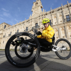 El joven Pedro Vázquez, de 17 años, inicia el Camino de Santiago en León con una bici adaptada donada por el Consejo Superior de Deportes y ColaCao.- ICAL