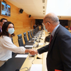 El vicepresidente Igea saluda a la procuradora socialista Alicia Palomo. - ICAL