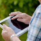 Un hombre maneja a una tableta conectado a la tecnología 5G. / MOVISTAR