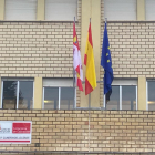 Imagen de las banderas en el colegio Gumersindo Azcárate.- UPL