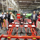 Agricultores cambian impresiones sobre la nueva maquinaria expuesta en la feria ‘Agrovid’ de Valladolid. / ICAL
