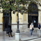 Varias personas hacen cola en la oficina de Correos de Valladolid. -ICAL