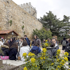 Turistas en el acceso a las murallas de Ávila en la Plaza de Adolfo Suárez. ICAL
