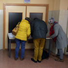 Foto de archivo de votación en un colegio electoral. - ICAL
