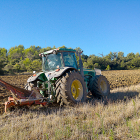 Un agricultor usa su tractor para voltear la tierra y prepararla así de cara a la campaña de siembra. PQS / CCO