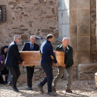 Funeral en memoria del escritor Fernando Sánchez Dragó en Castilfrio de la Sierra. En la imagen su mujer y su hijo pequeño junto a familiares y amigos. -ICAL