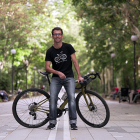 Abraham del Caño, en el Campo Grande de Valladolid junto a su bicicleta. ArgiComunicación