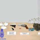 Bolsas con estupefacientes incautadas en la ‘Operación Aceitera’ junto a dos revólveres modificados y 450 proyectiles de diversa munición. CUERPO NACIONAL DE POLICÍA - CUERPO NACIONAL DE POLICÍA