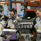 Operarios en la factoría de Motores de la planta de Renault en Valladolid. / E. M.