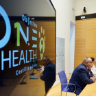 El consejero de Sanidad, Alejandro Vázquez, y la directora general de Salud Pública, Sonia Tamames, presentan la campaña divulgativa 'One Health'. ICAL