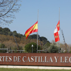 Banderas a media asta en las Cortes de Castilla y León. -JUAN MIGUEL LOSTAU