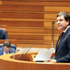 El consejero de Economía y Hacienda, Carlos Fernández Carriedo, durante su intervención en el pleno.- ICAL
