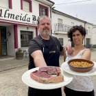 Chema y Araceli, a las puertas del restaurante Almeida, en Almeida de Sayago.  /