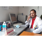 José Luis Quintana atiende desde el Clínico de Valladolid el teléfono de apoyo psicológico de Sacyl. EM