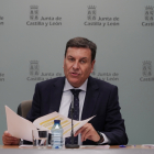 El consejero de Economía y Hacienda y portavoz, Carlos Fernández Carriedo, comparece en rueda de prensa posterior al Consejo de Gobierno. ICAL