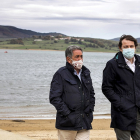 Miguel Ángel Revilla y Alfonso Fernández Mañueco en la localidad burgalesa de Arija, en las inmediaciones del Embalse del Ebro. TOMÁS ALONSO / ICAL