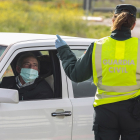 Una agente de la Guardia Civil realiza un control de carretera en Castilla y León.- ICAL