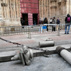 Columna de uno de los accesos a la Catedral de Salamanca dañada por una maquina de limpieza. -ICAL