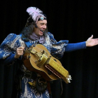 Crispín D’Olot en una de sus últimas actuaciones, sobre el escenario con una zanfona. (ARGICOMUNICACIÓN)
