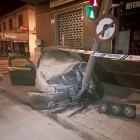 Accidente en la calle Corpus Christi de Andrés del Rabanedo cuando el conductor se estaba dando a la fuga tras quebrantar una orden de alejamiento en otro punto de la ciudad. - ICAL