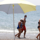 Bañistas paseando por la playa - EUROPA PRESS