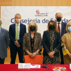 Las consejeras de Sanidad y Educación, Verónica Casado y Rocío Lucas, respectivamente, firman un convenio de colaboración con las universidades públicas de Castilla y León. - ICAL
