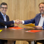 Félix Bolaños y Oriol Junqueras firmaron ayer el pacto entre el PSOE y ERC para la investidura de Pedro Sánchez.- E.M.