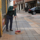 Calima sobre Palencia
La ciudad de Palencia ha amanecido cubierta de polvo procedente de África, en la imagen un comerciante de la calle Barrio y Mier barre la arena