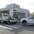 Una grúa municipal transporta un vehículo hasta el depósito. - E.M.