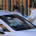 Pruebas para la detección del coronavirus desde el automóvil por personal sanitario en Palencia.- ICAL