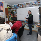 El profesor Eugenio imparte una clase de matemáticas en su academia de la capital. Brágimo/ Ical