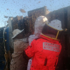 Imagen de los bomberos en la intervención para retirar los panales de abejas - AYTO SORIA