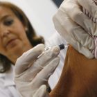 Personal sanitario aplicando una vacuna. / E. M.