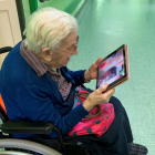 Una anciana utiliza una tablet para realizar una videollamada.- E. M.