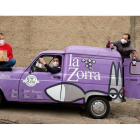 En la imagen, Ana Agustín Maíllo, Mariona (dentro de la furgo) y Mohamed. Juntos forman el equipo de La Zorra. / ENRIQUE CARRASCAL.
