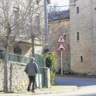 Una persona mayor pasea por un pueblo de Burgos.- SANTI OTERO
