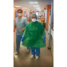 BOLSAS DE BASURA. El personal sanitario del Hospital de Soria denunció con un vídeo como se ven obligados a utilizar bolsas de basura a modo de batas ante la enorme escasez de material contra el coronavirus.
