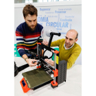 Dos personas manipulan una impresora 3D en las instalaciones del PRAE de Valladolid. J. M. LOSTAU