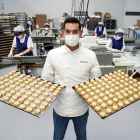 Álvaro Galicia, sexta generación de confiteros, muestra una bandeja de polvorones elaborados con trocitos de almendra marcona de primera calidad que destaca por su textura crujiente y delicada.  / J.M. LOSTAU